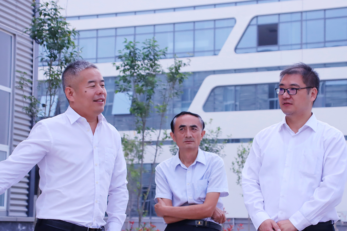 青島科技大學副校長李志波教授到山東海迪科參觀調研03.jpg